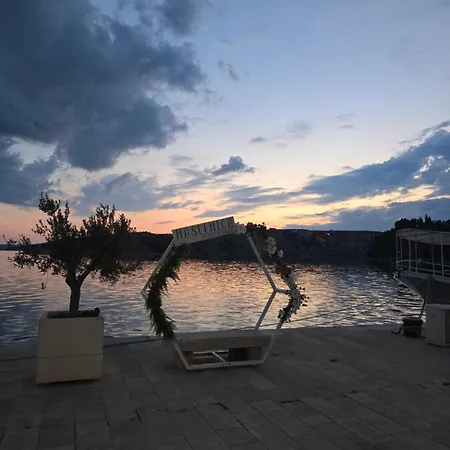 Victory 1 Apartment *